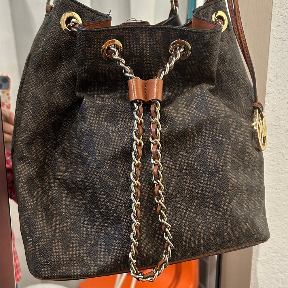 Michael Kors Frankie Drawstring Bucket Bag with gold hardware - Picture 2 of 10